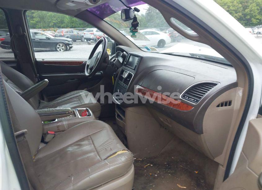 Photo 5 of 2014 Chrysler Town & COUNTRY TOURING (VIN 2C4RC1BG5ER444549)