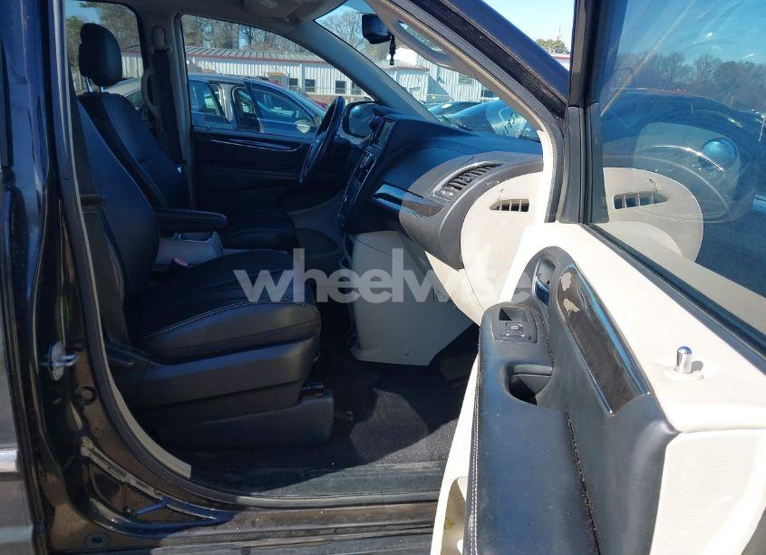 Photo 5 of 2015 Chrysler Town & COUNTRY TOURING (VIN 2C4RC1BG5FR525133)