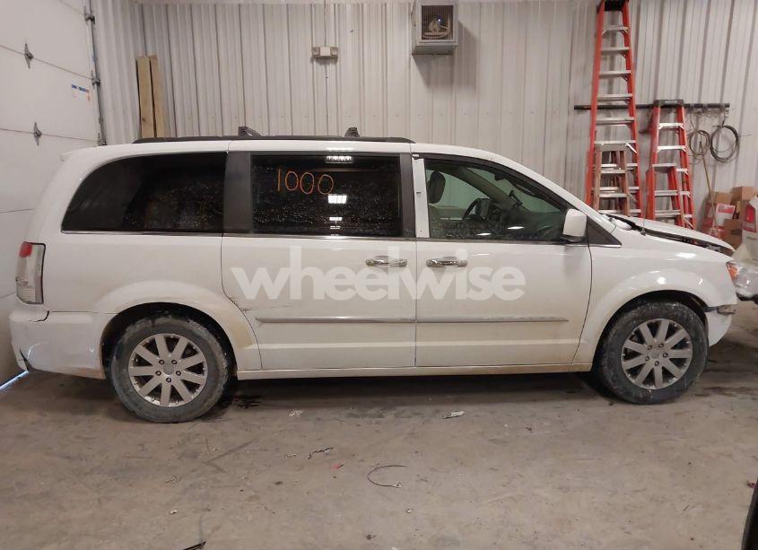 Photo 13 of 2015 Chrysler Town & COUNTRY TOURING (VIN 2C4RC1BG5FR578639)