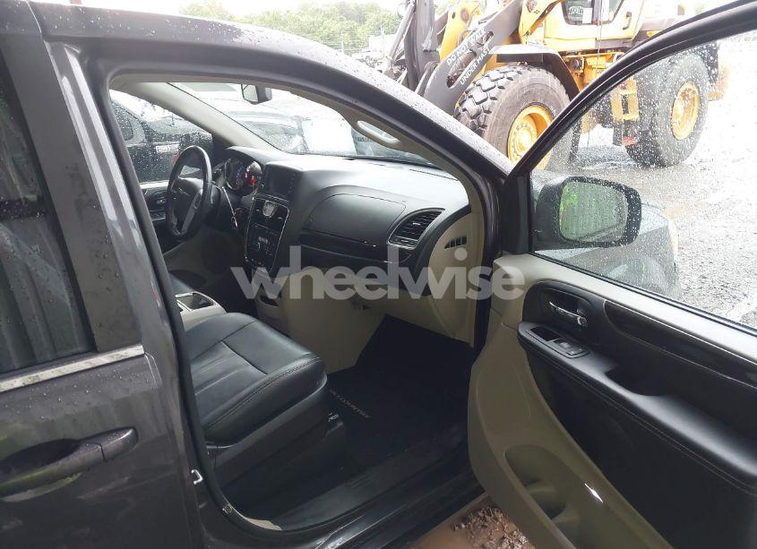 Photo 5 of 2016 Chrysler Town & COUNTRY TOURING (VIN 2C4RC1BG5GR135599)