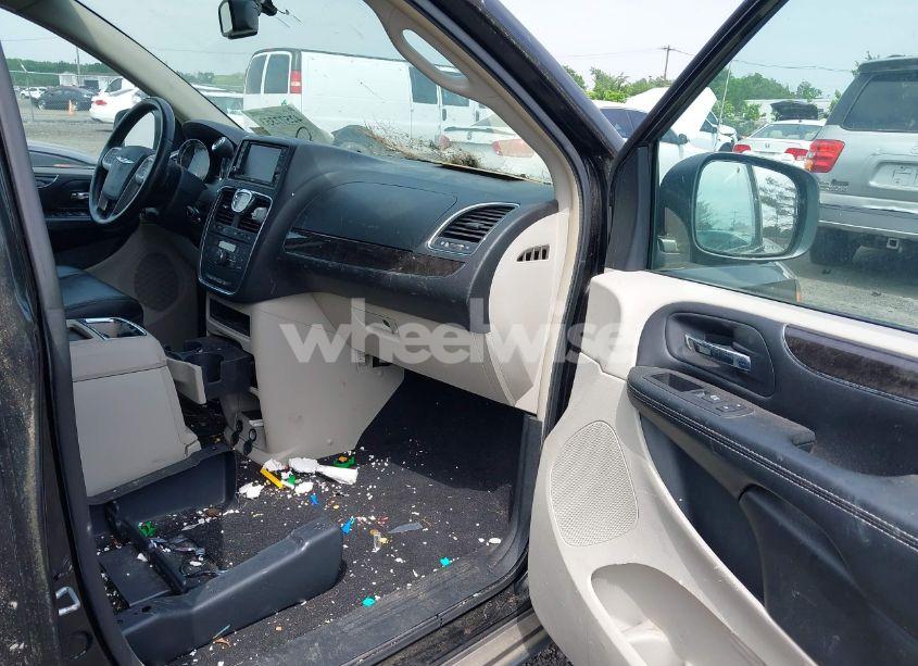 Photo 5 of 2016 Chrysler Town & COUNTRY TOURING (VIN 2C4RC1BG5GR190327)