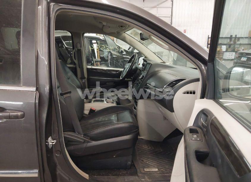 Photo 5 of 2016 Chrysler Town & COUNTRY TOURING (VIN 2C4RC1BG5GR229692)