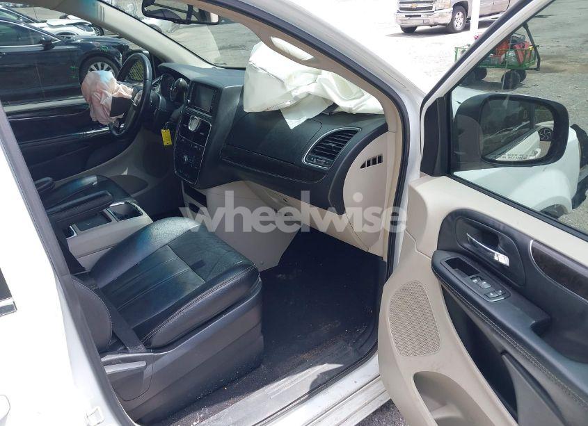 Photo 5 of 2016 Chrysler Town & COUNTRY TOURING (VIN 2C4RC1BG5GR268623)