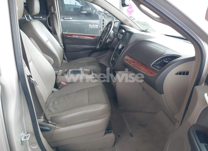 Photo 5 of 2016 Chrysler Town & COUNTRY TOURING (VIN 2C4RC1BG5GR281839)