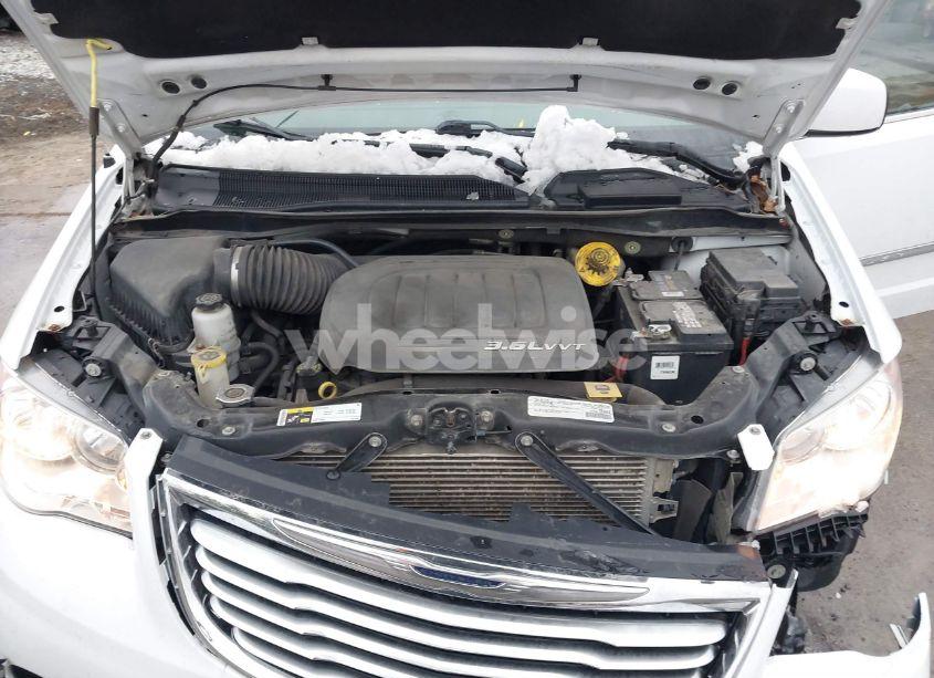 Photo 10 of 2016 Chrysler Town & COUNTRY TOURING (VIN 2C4RC1BG5GR300020)