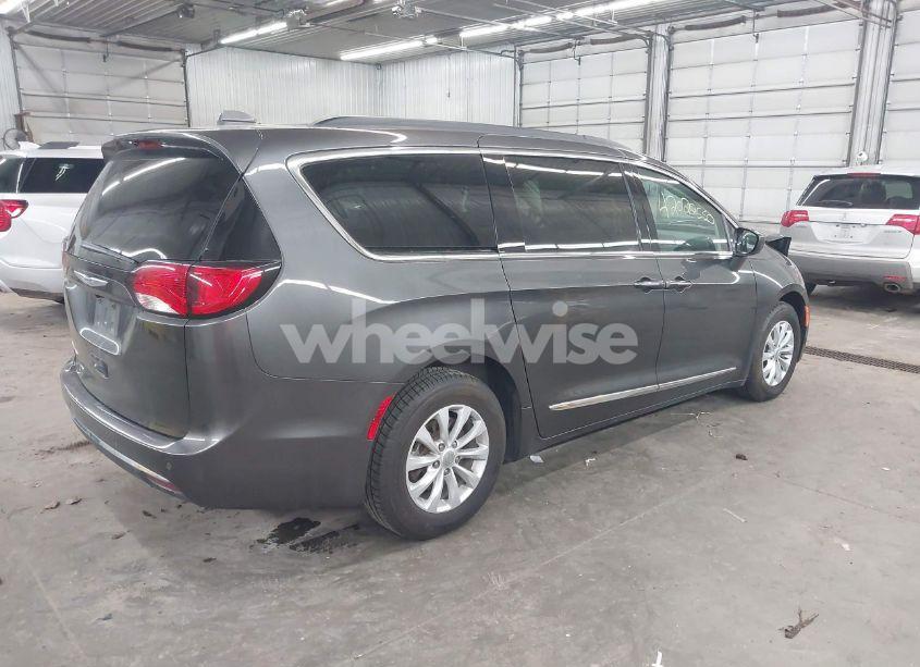 Photo 4 of 2017 Chrysler Pacifica TOURING-L (VIN 2C4RC1BG5HR503605)