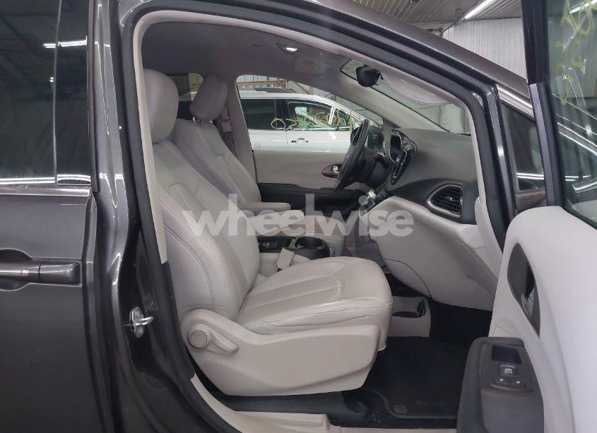 Photo 5 of 2017 Chrysler Pacifica TOURING-L (VIN 2C4RC1BG5HR503605)