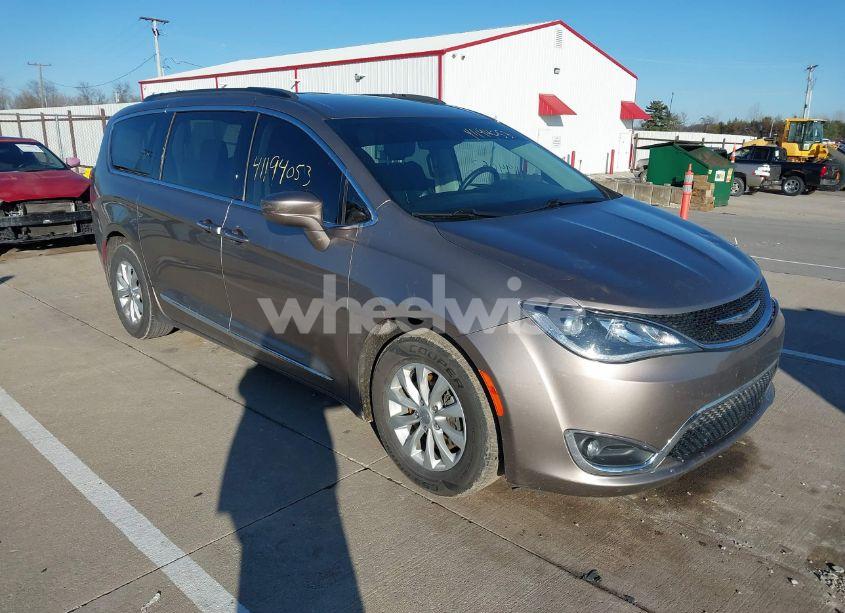 2017 Chrysler Pacifica TOURING-L (VIN 2C4RC1BG5HR537169) main photo