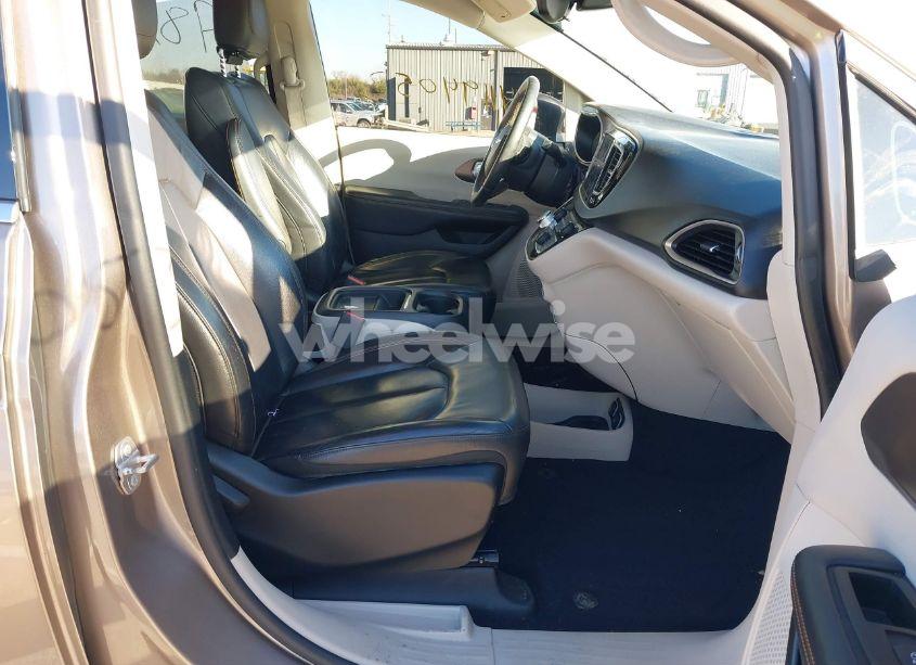 Photo 5 of 2017 Chrysler Pacifica TOURING-L (VIN 2C4RC1BG5HR537169)