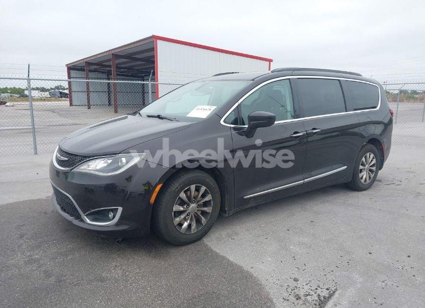 Photo 2 of 2017 Chrysler Pacifica TOURING-L (VIN 2C4RC1BG5HR613408)