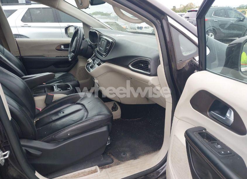 Photo 5 of 2017 Chrysler Pacifica TOURING-L (VIN 2C4RC1BG5HR613408)