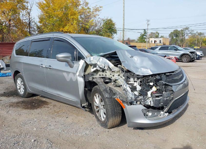 2017 Chrysler Pacifica TOURING-L (VIN 2C4RC1BG5HR741423) main photo