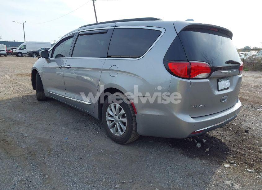 Photo 3 of 2017 Chrysler Pacifica TOURING-L (VIN 2C4RC1BG5HR741423)