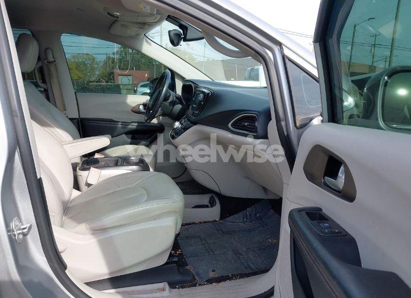 Photo 5 of 2017 Chrysler Pacifica TOURING-L (VIN 2C4RC1BG5HR741423)