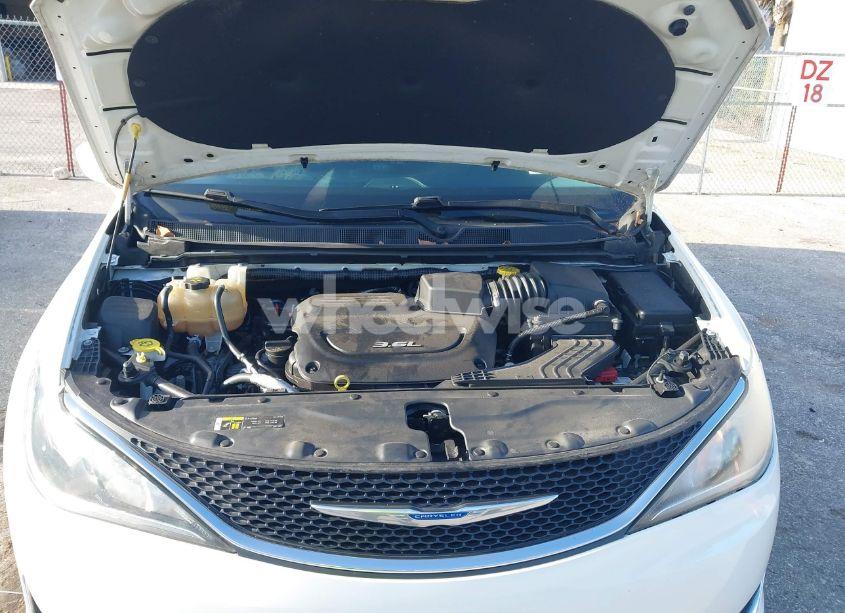 Photo 10 of 2018 Chrysler Pacifica TOURING L (VIN 2C4RC1BG5JR186012)