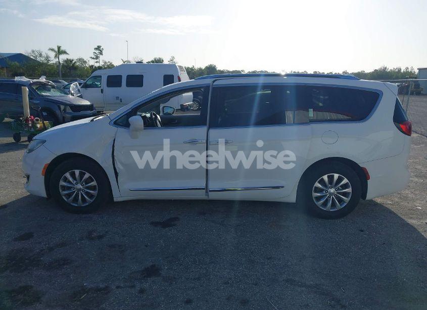 Photo 15 of 2018 Chrysler Pacifica TOURING L (VIN 2C4RC1BG5JR186012)