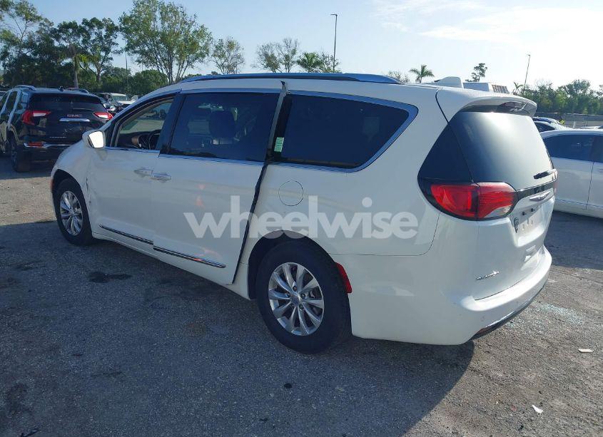 Photo 3 of 2018 Chrysler Pacifica TOURING L (VIN 2C4RC1BG5JR186012)