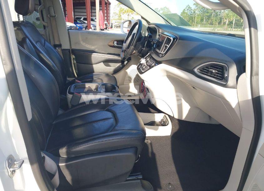 Photo 5 of 2018 Chrysler Pacifica TOURING L (VIN 2C4RC1BG5JR186012)