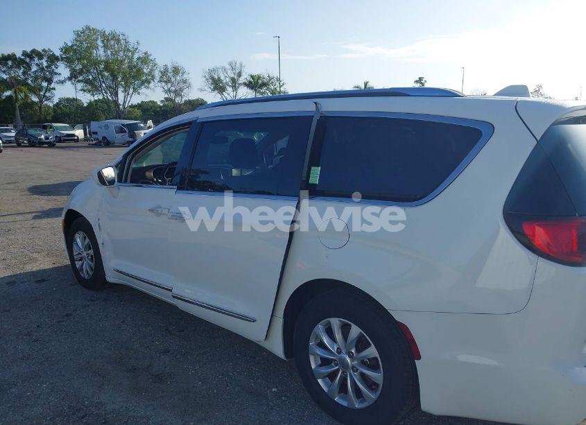 Photo 6 of 2018 Chrysler Pacifica TOURING L (VIN 2C4RC1BG5JR186012)