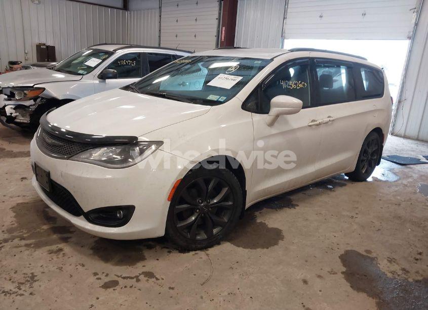 Photo 2 of 2018 Chrysler Pacifica TOURING L (VIN 2C4RC1BG5JR193591)