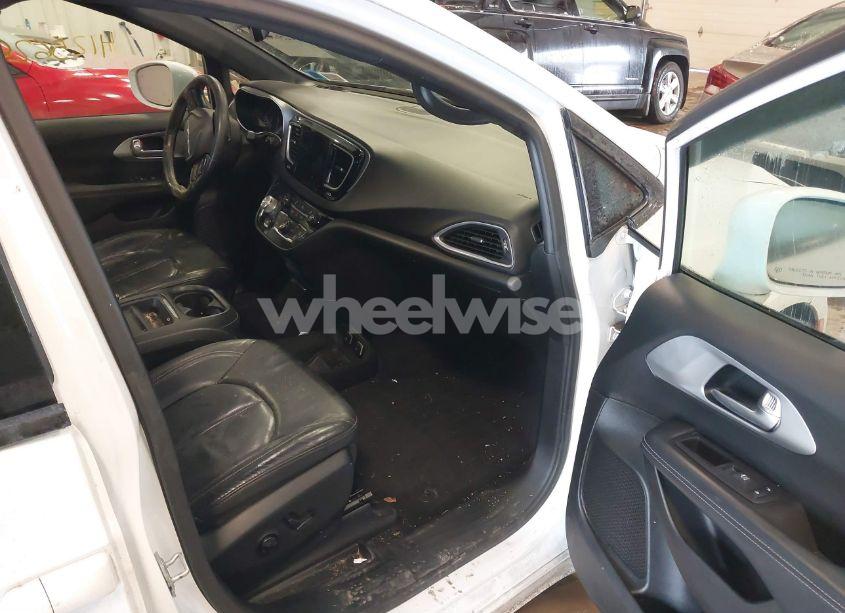 Photo 5 of 2018 Chrysler Pacifica TOURING L (VIN 2C4RC1BG5JR193591)