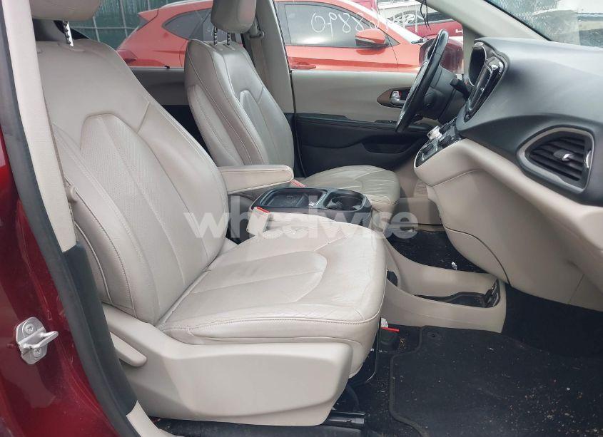 Photo 5 of 2018 Chrysler Pacifica TOURING L (VIN 2C4RC1BG5JR260660)