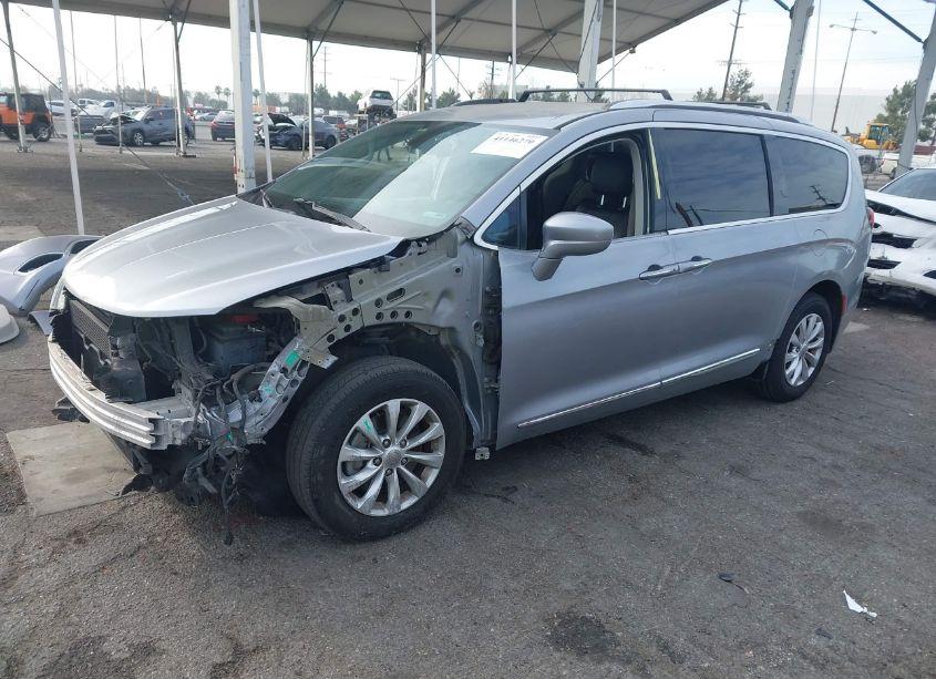 Photo 2 of 2018 Chrysler Pacifica TOURING L (VIN 2C4RC1BG5JR269343)