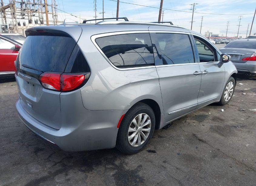 Photo 4 of 2018 Chrysler Pacifica TOURING L (VIN 2C4RC1BG5JR269343)