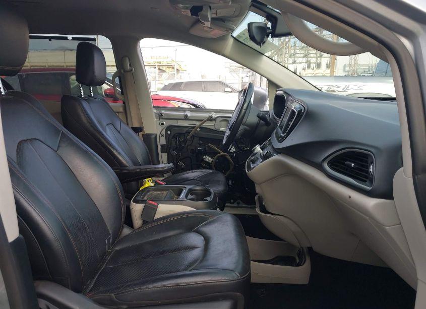 Photo 5 of 2018 Chrysler Pacifica TOURING L (VIN 2C4RC1BG5JR269343)