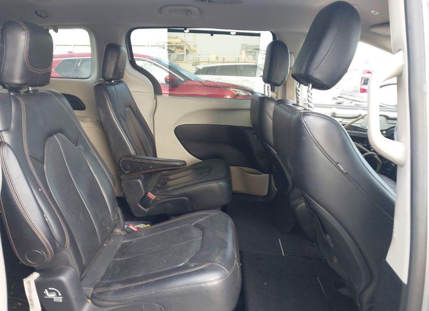 Photo 8 of 2018 Chrysler Pacifica TOURING L (VIN 2C4RC1BG5JR269343)