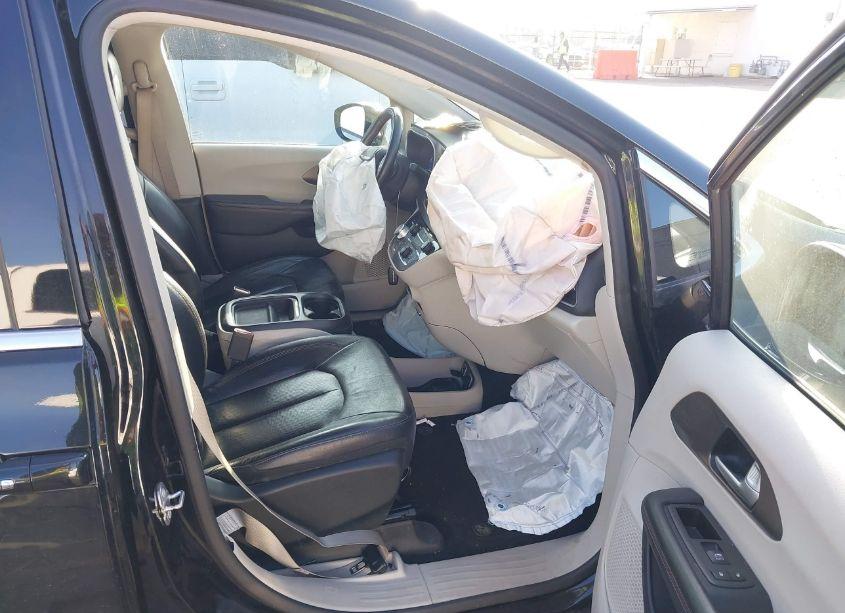 Photo 5 of 2018 Chrysler Pacifica TOURING L (VIN 2C4RC1BG5JR269388)