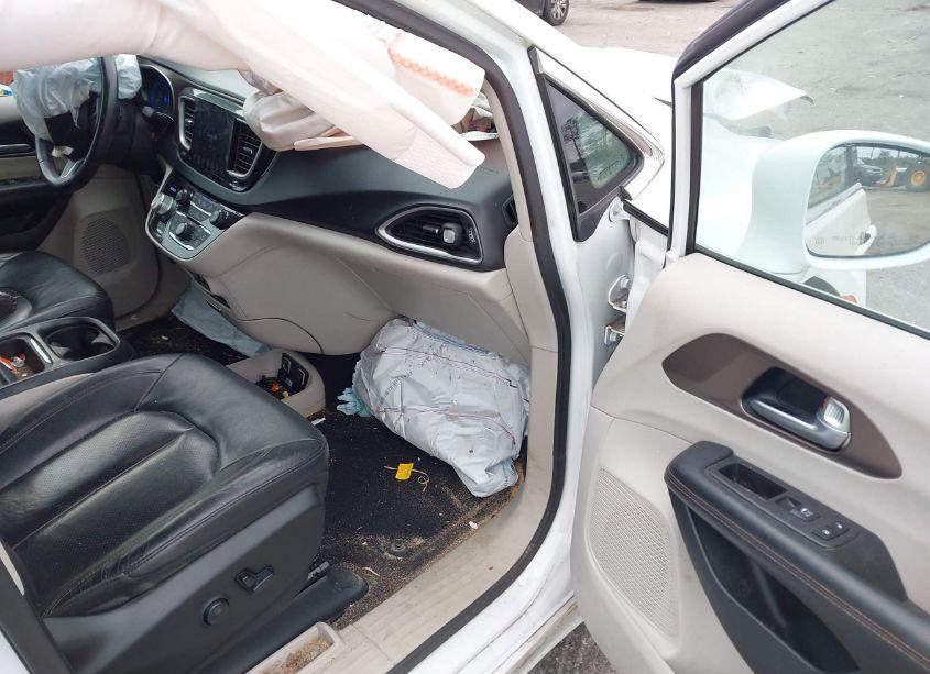 Photo 5 of 2018 Chrysler Pacifica TOURING L (VIN 2C4RC1BG5JR269956)