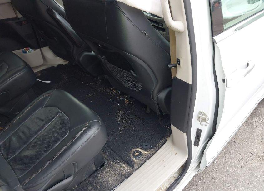 Photo 8 of 2018 Chrysler Pacifica TOURING L (VIN 2C4RC1BG5JR269956)