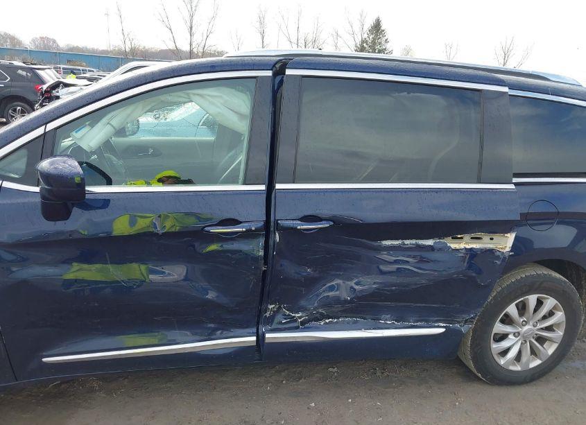 Photo 14 of 2019 Chrysler Pacifica TOURING L (VIN 2C4RC1BG5KR629647)