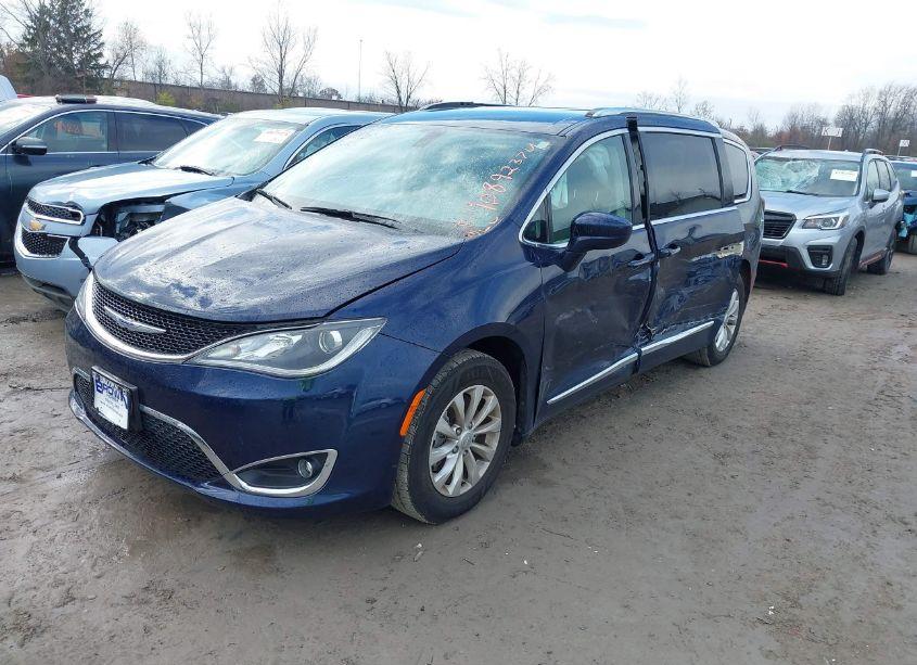 Photo 2 of 2019 Chrysler Pacifica TOURING L (VIN 2C4RC1BG5KR629647)