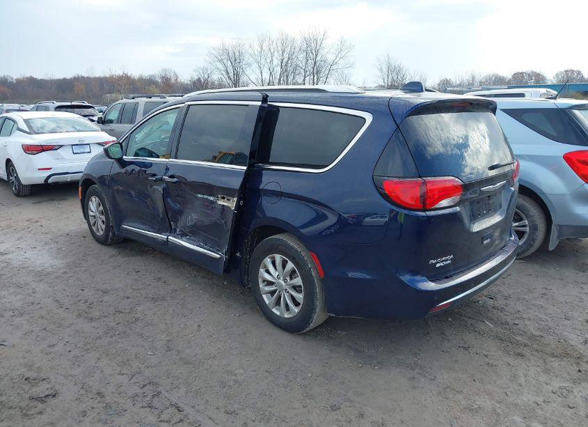 Photo 3 of 2019 Chrysler Pacifica TOURING L (VIN 2C4RC1BG5KR629647)