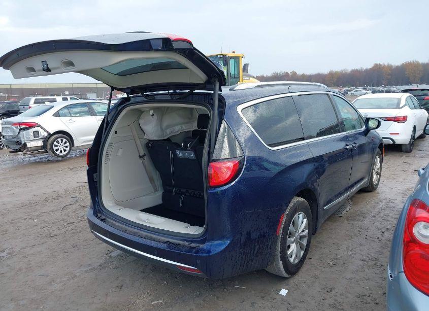 Photo 4 of 2019 Chrysler Pacifica TOURING L (VIN 2C4RC1BG5KR629647)