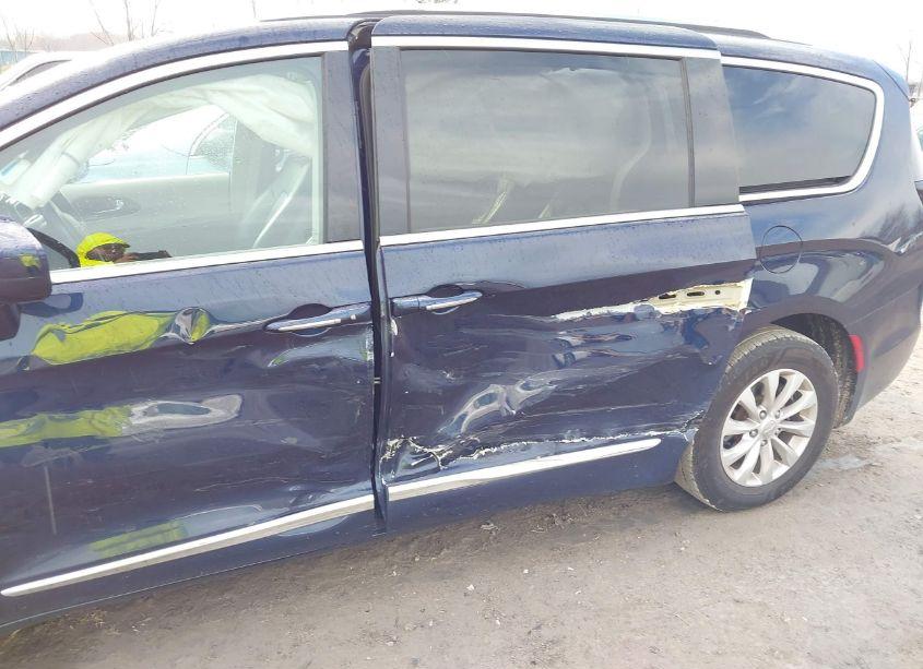 Photo 6 of 2019 Chrysler Pacifica TOURING L (VIN 2C4RC1BG5KR629647)