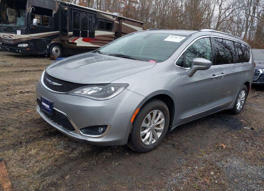 Photo 2 of 2019 Chrysler Pacifica TOURING L (VIN 2C4RC1BG5KR721387)