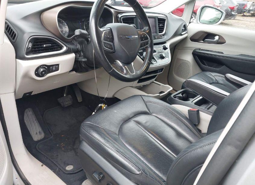 Photo 5 of 2019 Chrysler Pacifica TOURING L (VIN 2C4RC1BG5KR721387)