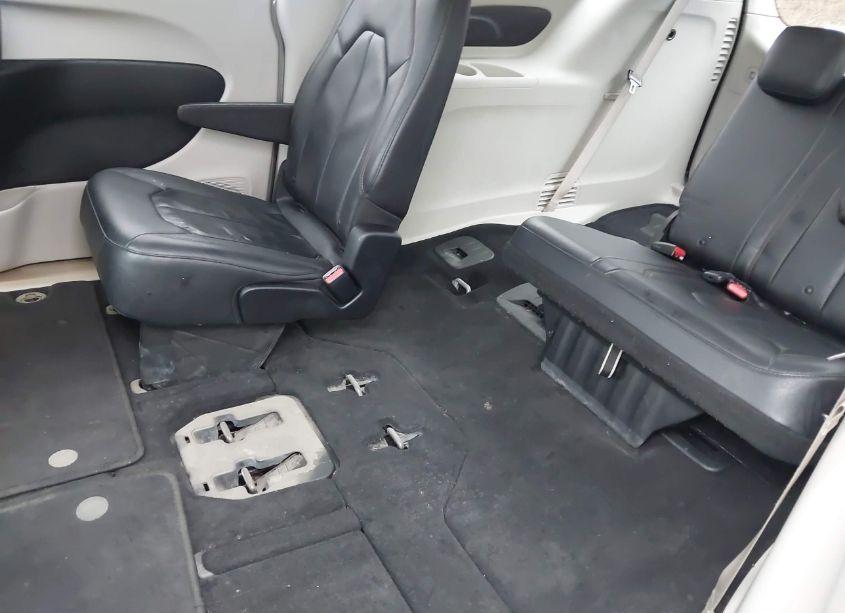 Photo 8 of 2019 Chrysler Pacifica TOURING L (VIN 2C4RC1BG5KR721387)