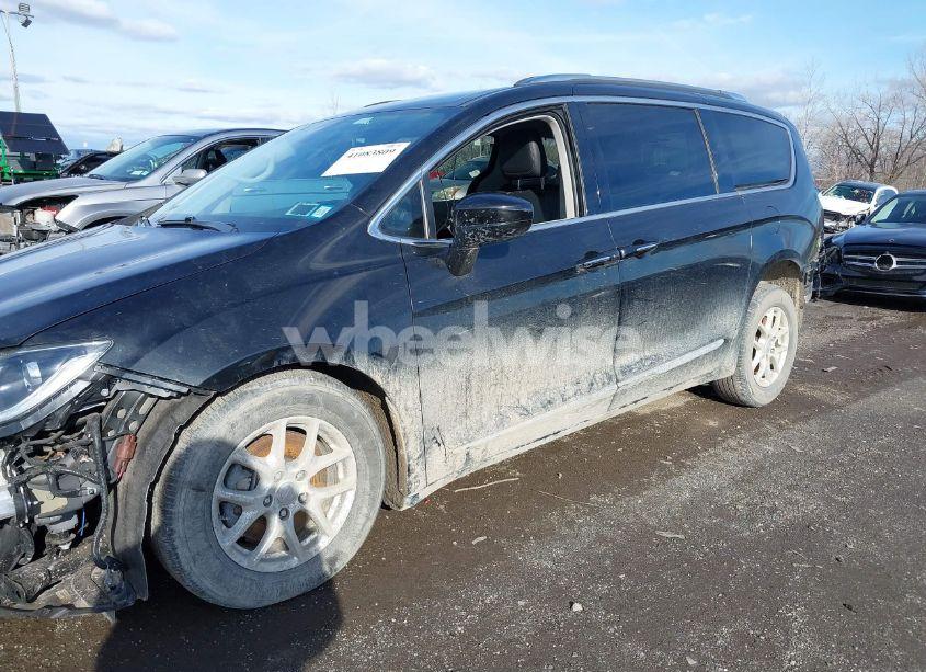 Photo 2 of 2020 Chrysler Pacifica TOURING L (VIN 2C4RC1BG5LR103939)