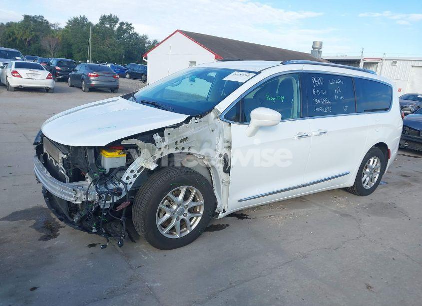 Photo 2 of 2020 Chrysler Pacifica TOURING L (VIN 2C4RC1BG5LR182898)