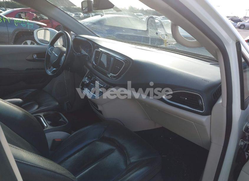 Photo 5 of 2020 Chrysler Pacifica TOURING L (VIN 2C4RC1BG5LR182898)