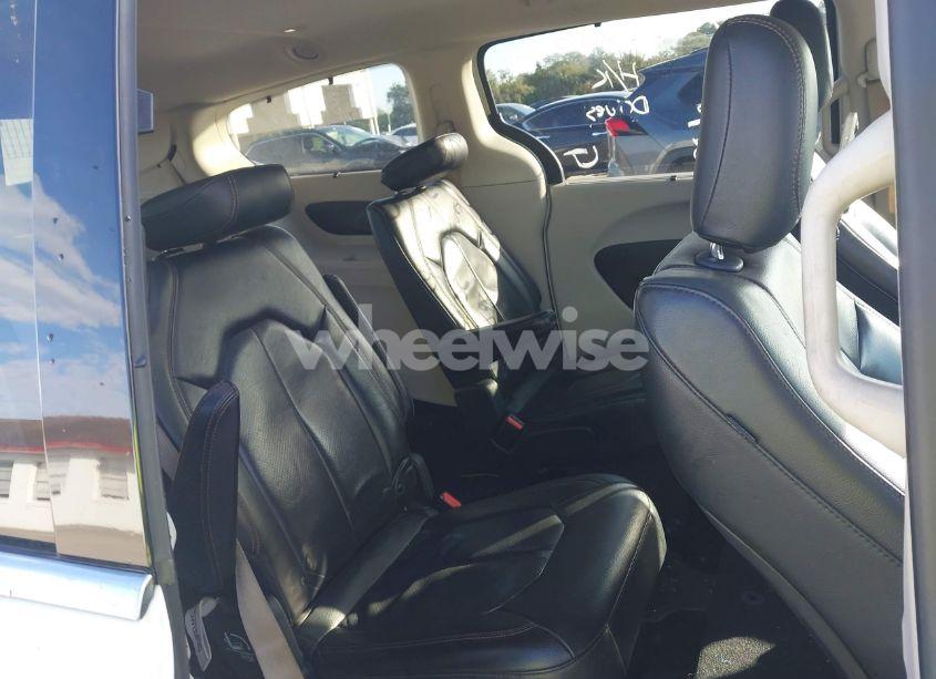 Photo 8 of 2020 Chrysler Pacifica TOURING L (VIN 2C4RC1BG5LR182898)