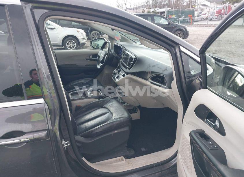 Photo 5 of 2020 Chrysler Pacifica TOURING L (VIN 2C4RC1BG5LR223580)