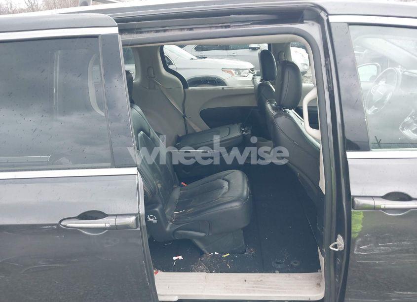 Photo 8 of 2020 Chrysler Pacifica TOURING L (VIN 2C4RC1BG5LR223580)