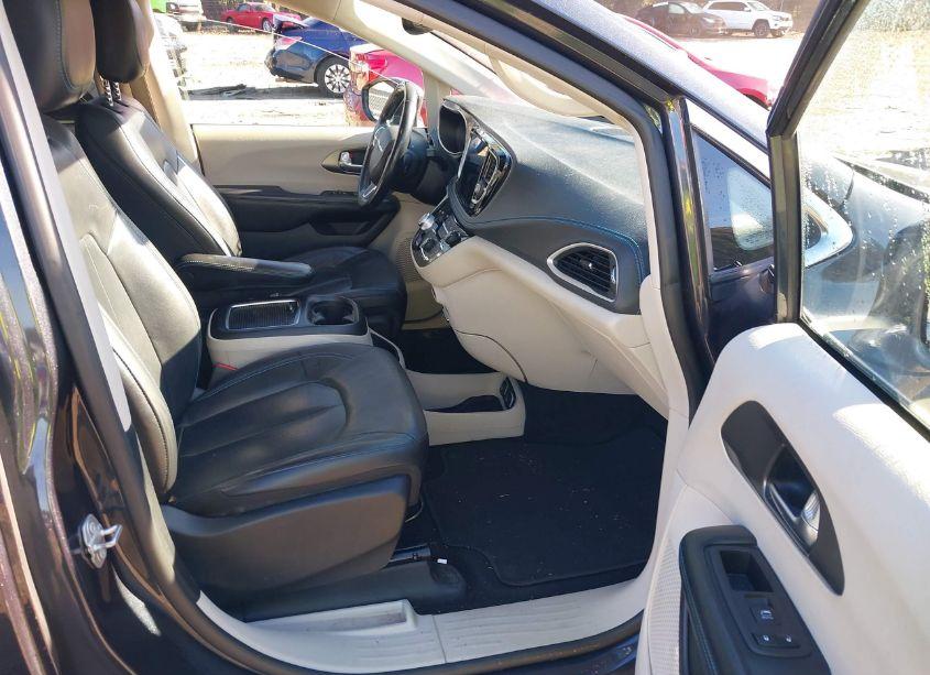 Photo 5 of 2021 Chrysler Pacifica TOURING L (VIN 2C4RC1BG5MR512234)