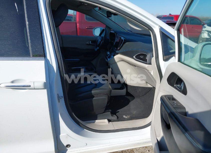 Photo 5 of 2021 Chrysler Pacifica TOURING L (VIN 2C4RC1BG5MR527381)