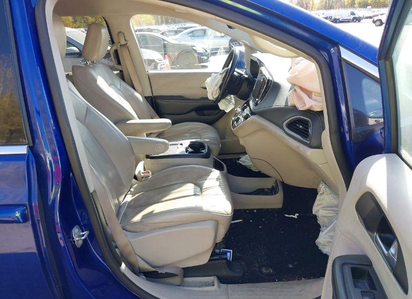 Photo 5 of 2021 Chrysler Pacifica TOURING L (VIN 2C4RC1BG5MR532628)